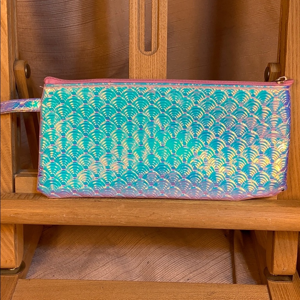 Iridescent wristlet/pouch EUC - Picture 2 of 13